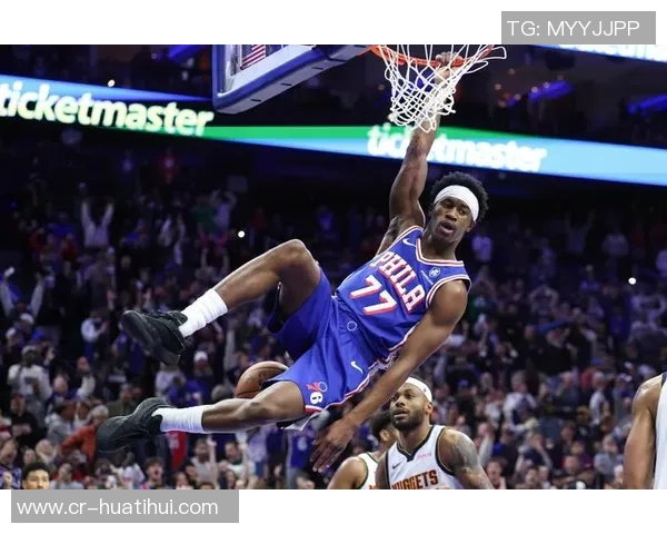 埃奇库姆倒地抢断展现速度76人迅速暂停保护球权